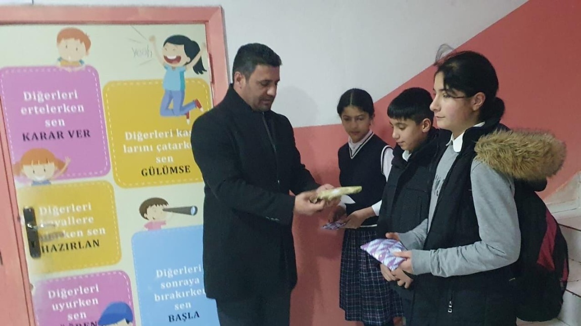 Okulda yapılan hikaye yazma yarışmasında dereceye giren öğrencilere ödülleri verildi. 
